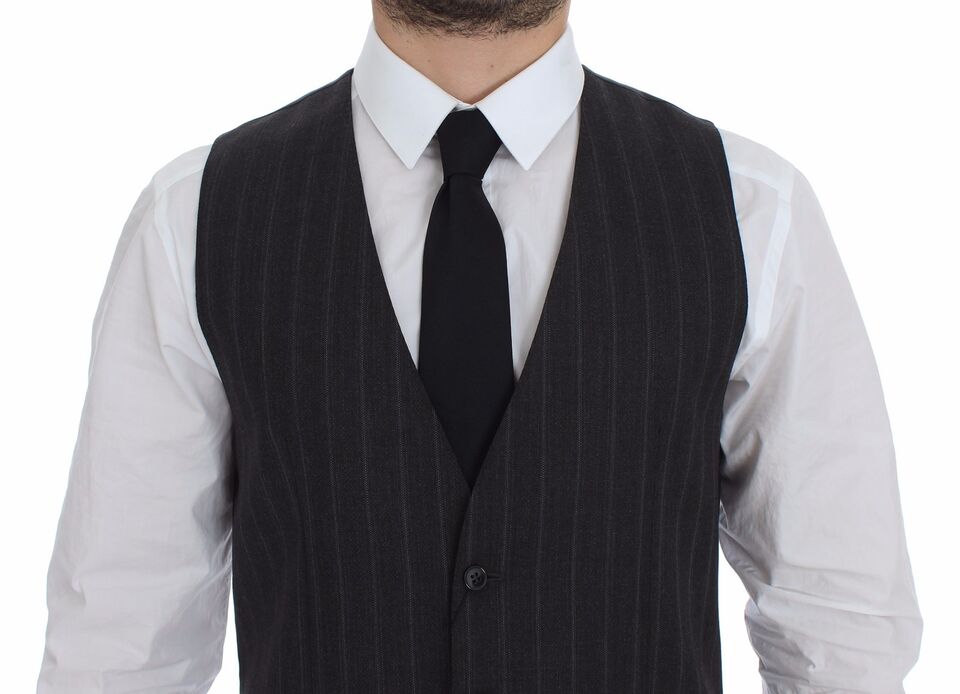 Gilet Dolce & Gabbana en laine grise à rayures avec logo, porté sur un mannequin, détail de la texture et du design élégant.
