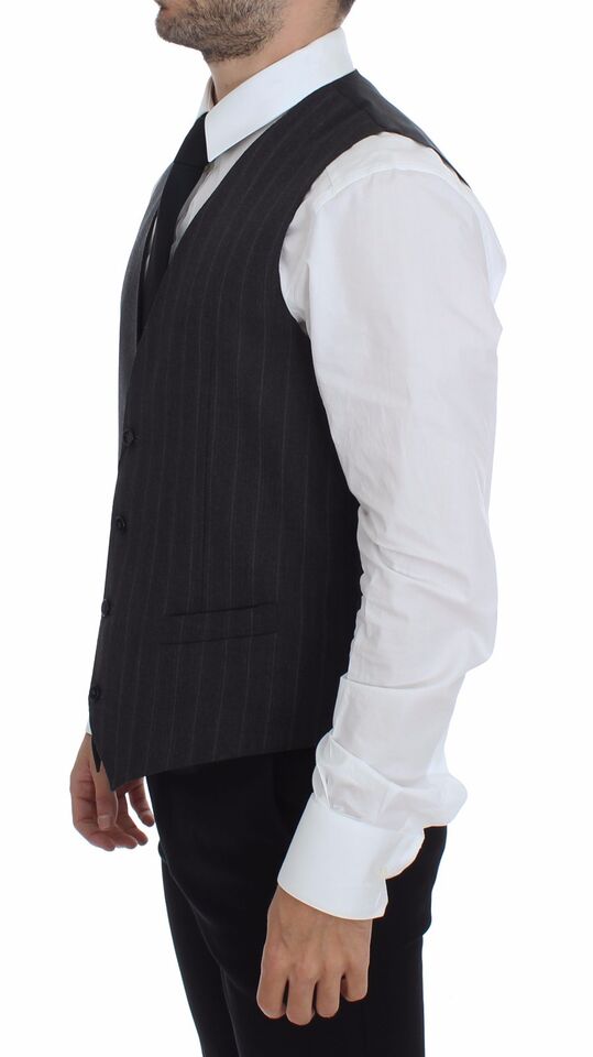 Gilet en laine gris à rayures Dolce & Gabbana avec logo, porté sur un mannequin, détail de texture et de design élégant.