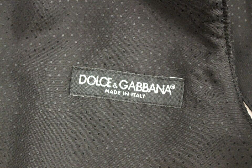 Gilet en laine mélangée gris de Dolce & Gabbana, veste élégante pour homme, détail de tissu et coupe moderne visible.