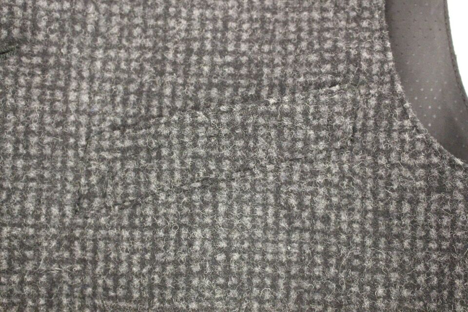 Gilet en mélange de laine gris de Dolce & Gabbana, veste élégante pour hommes, détails en tissu de haute qualité.
