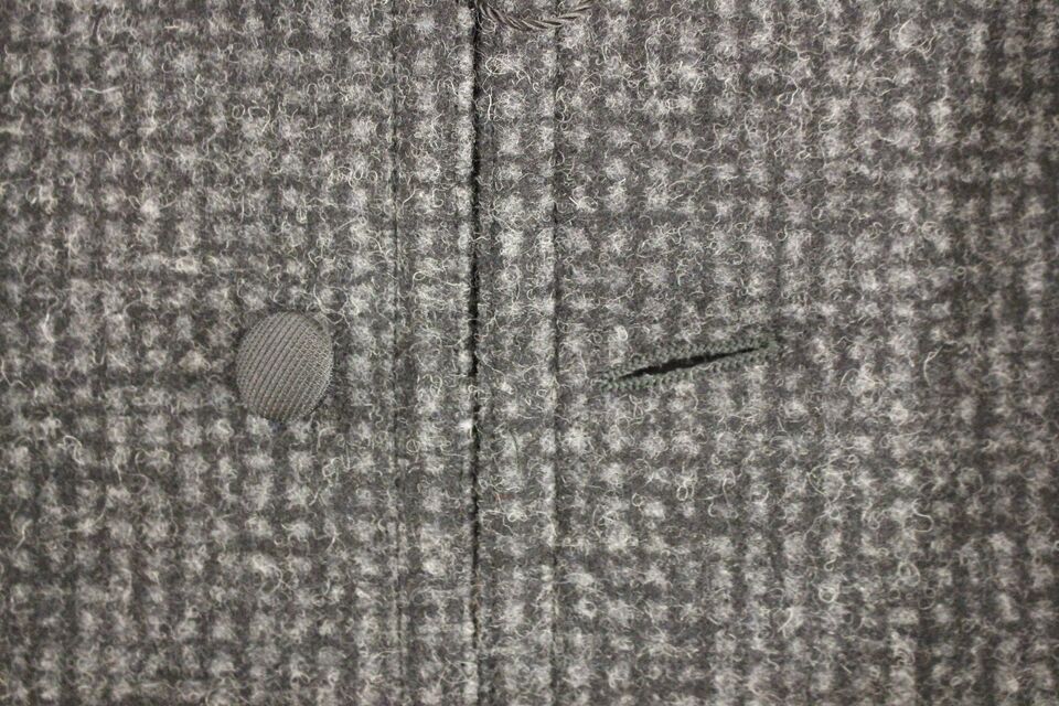 Gilet gris en laine mélangée de Dolce & Gabbana, veste élégante avec col et boutons, porté sur un mannequin.
