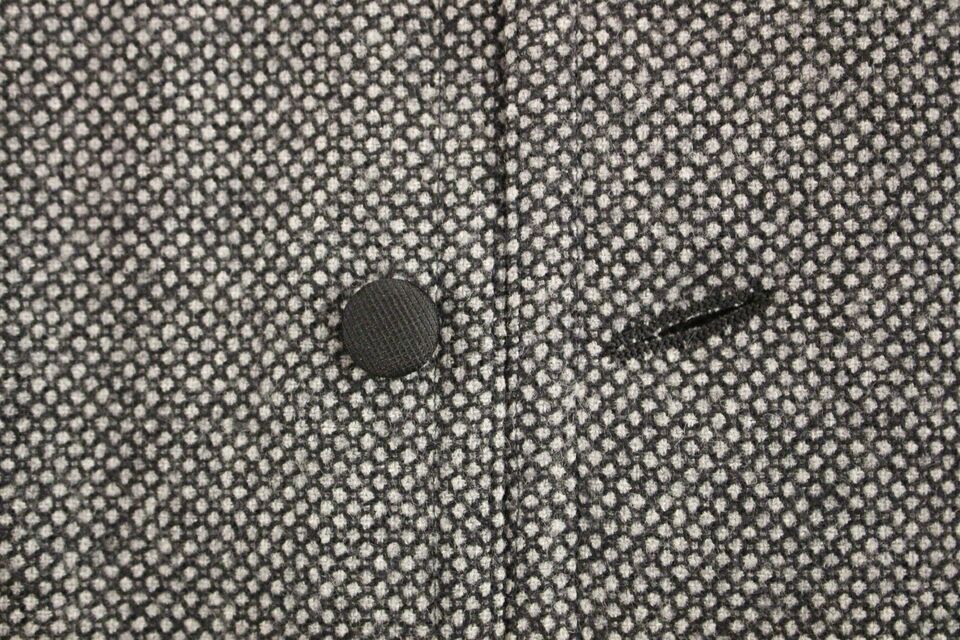 Gilet gris Dolce & Gabbana en coton mélangé avec logo, porté sur un mannequin, vue de face.