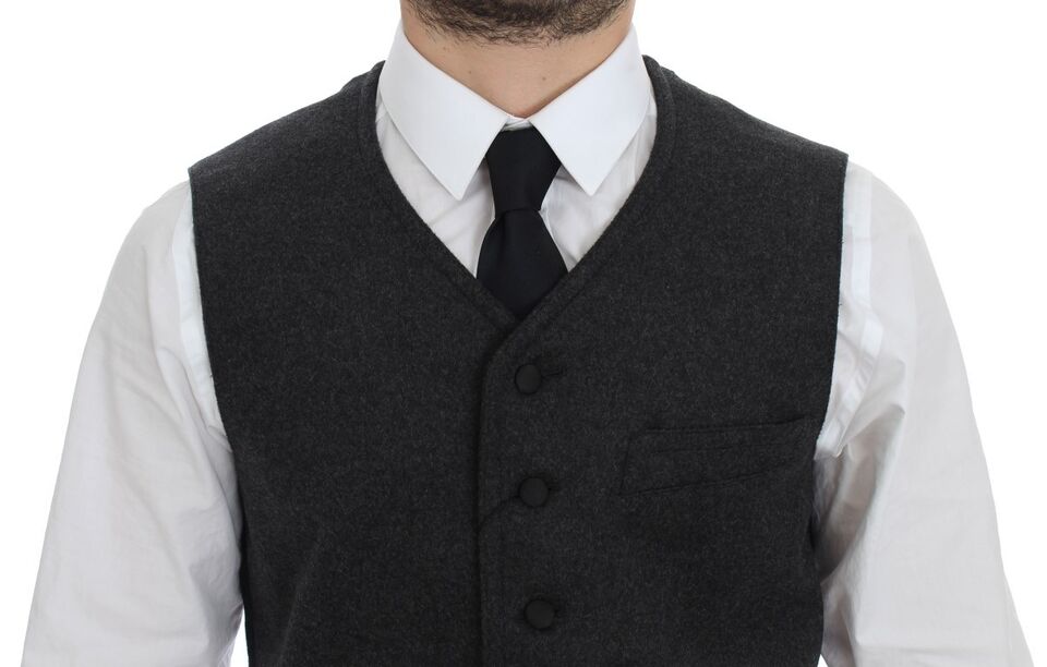Gilet en mélange de laine gris Dolce & Gabbana avec logo, porté comme vêtement élégant et décontracté.