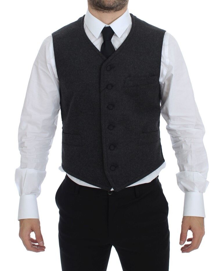 Gilet Dolce & Gabbana en mélange de laine gris avec logo, porté sur un mannequin.