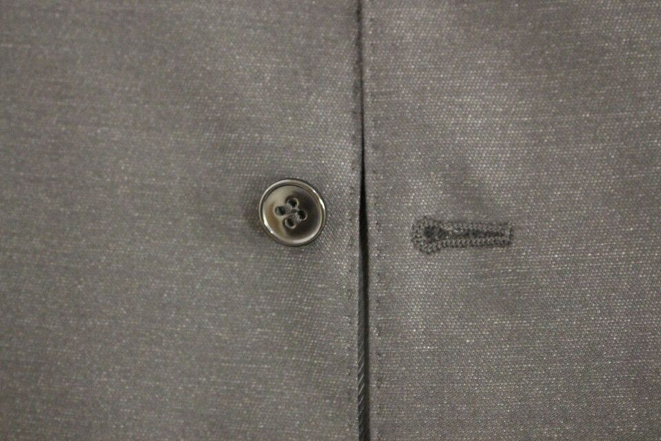 Veste en laine et soie gris Dolce & Gabbana, gilet élégante avec coupe sophistiquée et détails modernes.