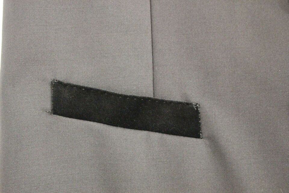 Gilet formel en laine noire de la marque Dolce & Gabbana, veste élégante pour homme ou femme.
