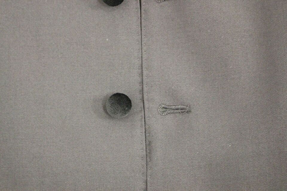 Gilet formel en laine noire de Dolce & Gabbana, veste élégante pour homme ou femme, porté sur une silhouette sophistiquée.
