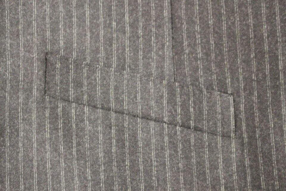 Gilet en laine gris à rayures Dolce & Gabbana à simple boutonnage, style élégant et sophistiqué.