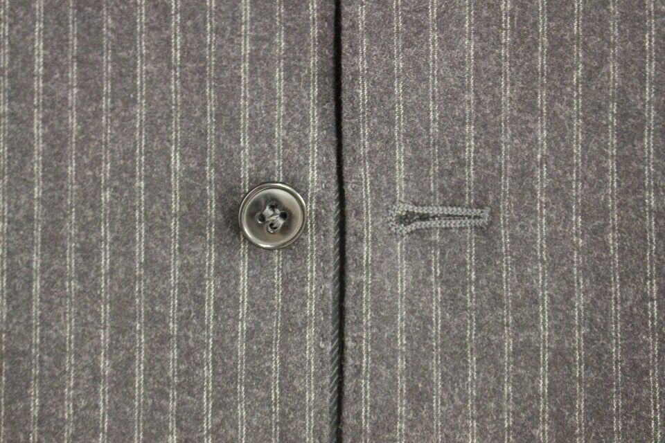 Gilet en laine gris à rayures de Dolce & Gabbana, à boutonnière simple, pour homme, vue de face.