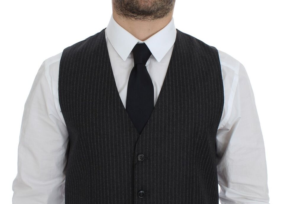 Gilet en laine gris à rayures Dolce & Gabbana, à simple boutonnage, porté sur un mannequin.
