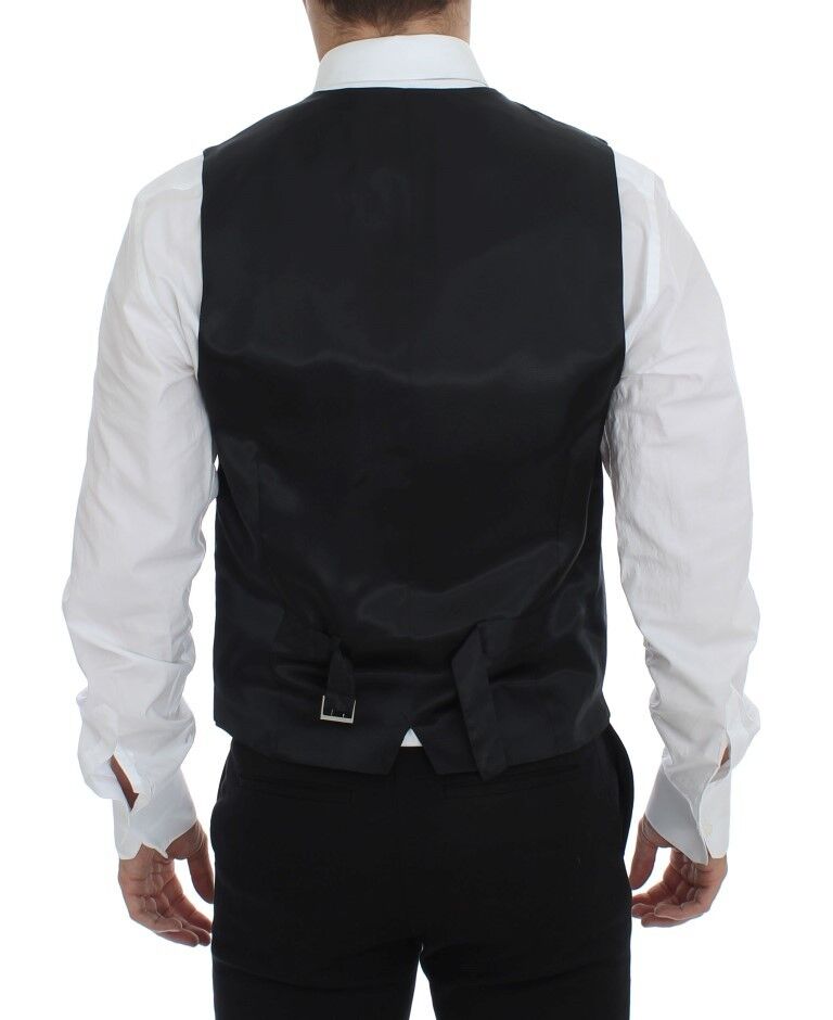 Gilet en laine gris à rayures Dolce & Gabbana, à simple boutonnage, porté sur un fond neutre.