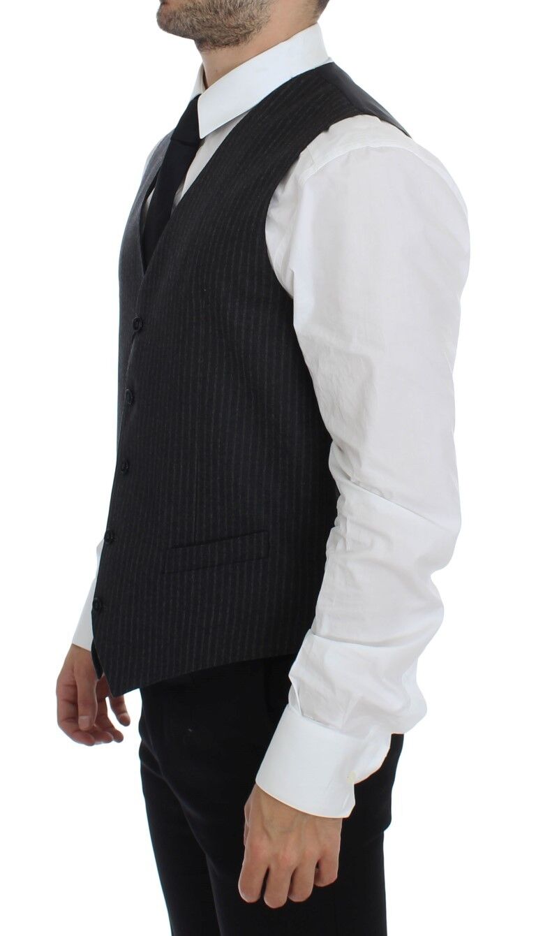 Gilet en laine gris à rayures de Dolce & Gabbana, à une seule rangée de boutons, style élégant et sophistiqué.