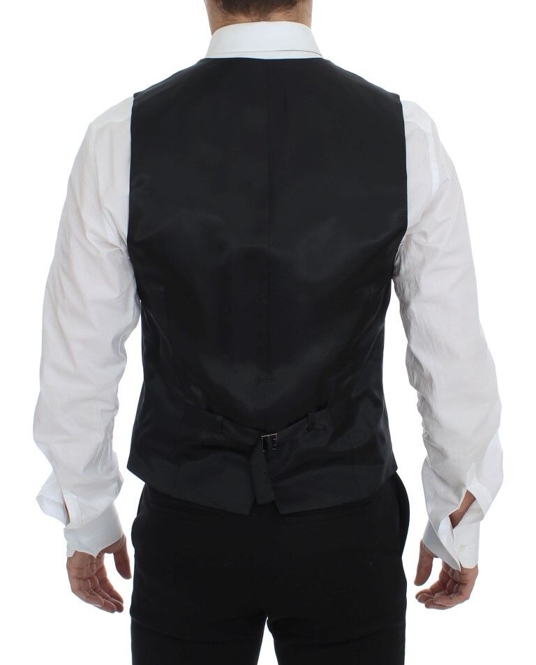 Gilet en laine gris à rayures de Dolce & Gabbana, à boutonnière simple, porté sur un mannequin.