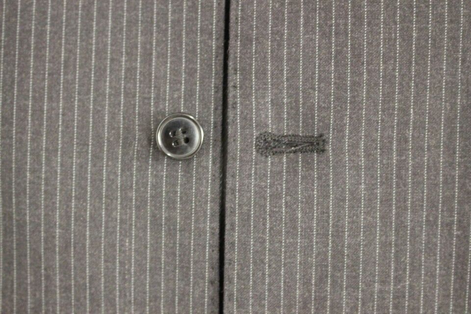 Gilet en laine gris à rayures Dolce & Gabbana, à un seul bouton, détail élégant et classique, porté sur un mannequin.