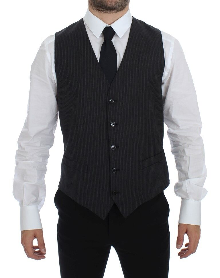 Gilet en laine gris à rayures Dolce & Gabbana, à simple boutonnage, porté sur un mannequin.