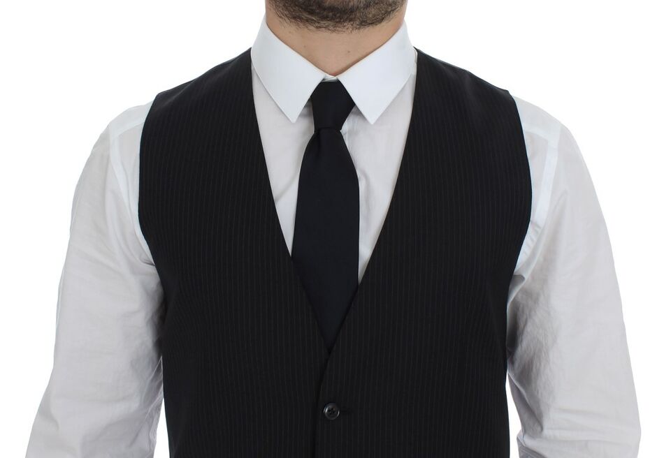 Gilet en laine noir à rayures, à boutonnage simple, de la marque Dolce & Gabbana, porté sur un mannequin.