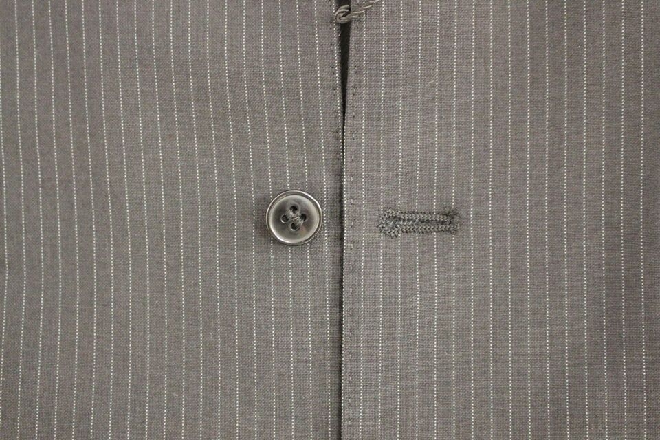 Gilet en laine noir à rayures de Dolce & Gabbana, à simple boutonnage, détail élégant et sophistiqué.