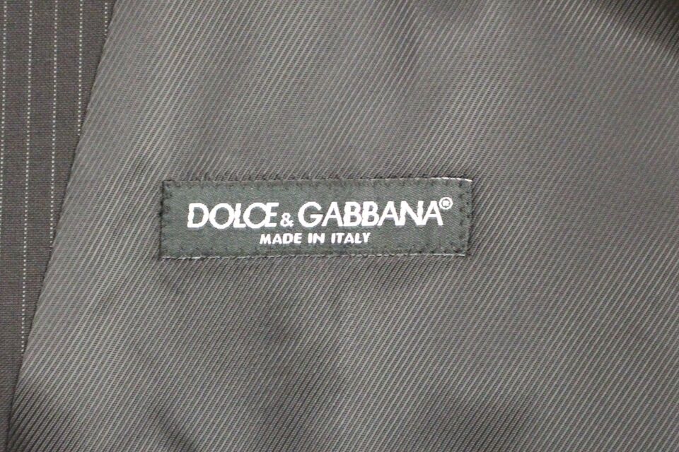 Gilet en laine noir à rayures de Dolce & Gabbana, à simple boutonnage, porté sur un mannequin.