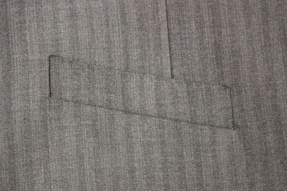 Gilet en laine gris à rayures de Dolce & Gabbana, à boutonnière simple, vue de face.