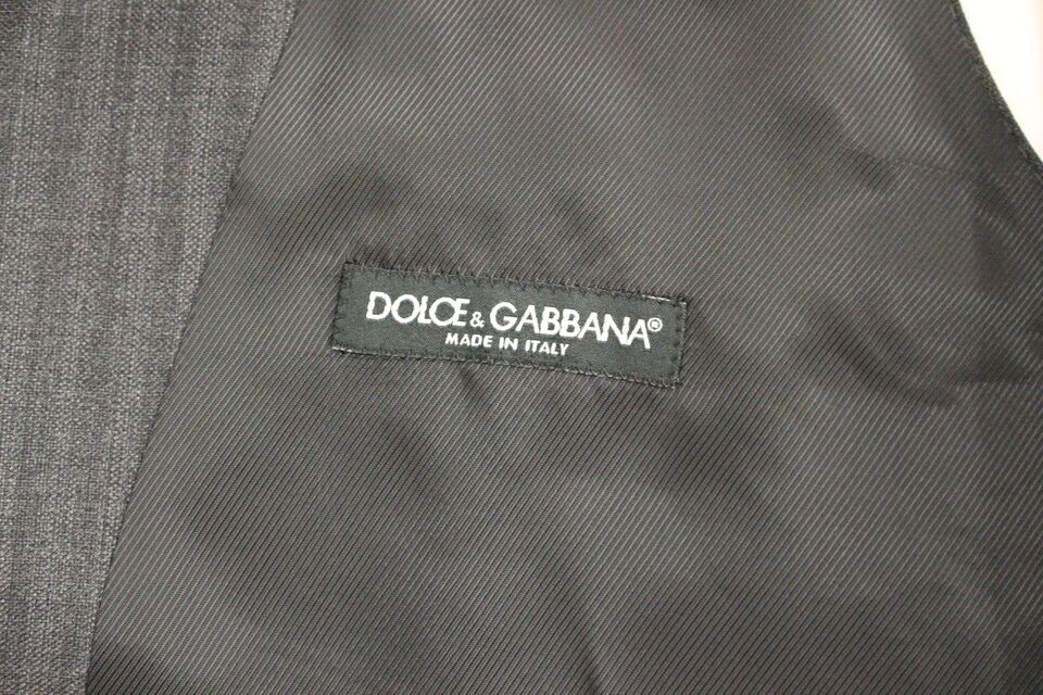 Gilet en laine gris à rayures de Dolce & Gabbana, à simple boutonnage, porté sur un mannequin.
