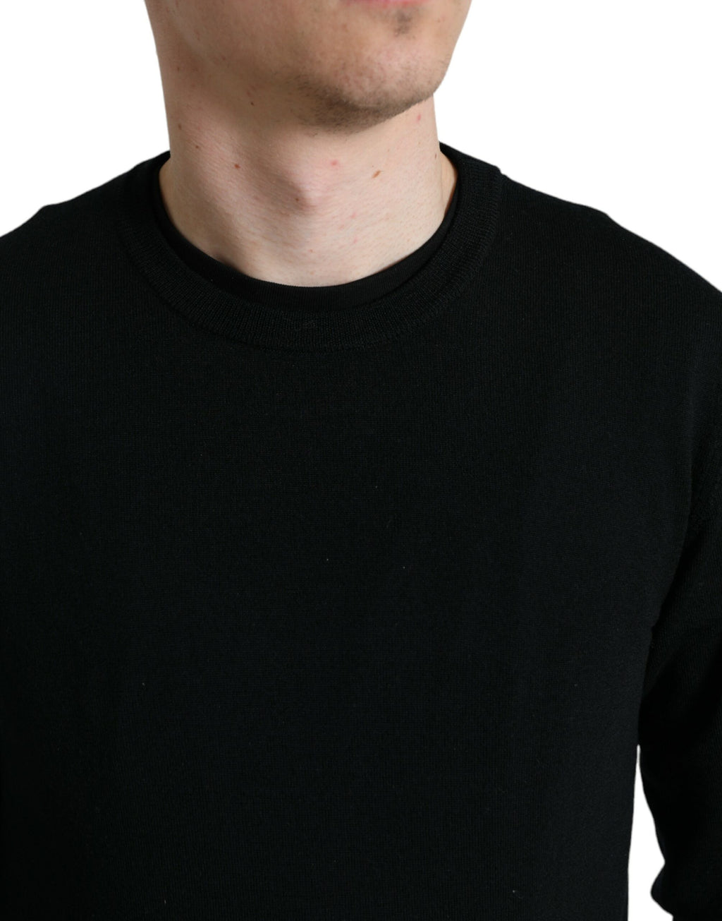 Pull Dolce & Gabbana en laine noire à col rond, sweater élégant et chaud, porté sur un mannequin.