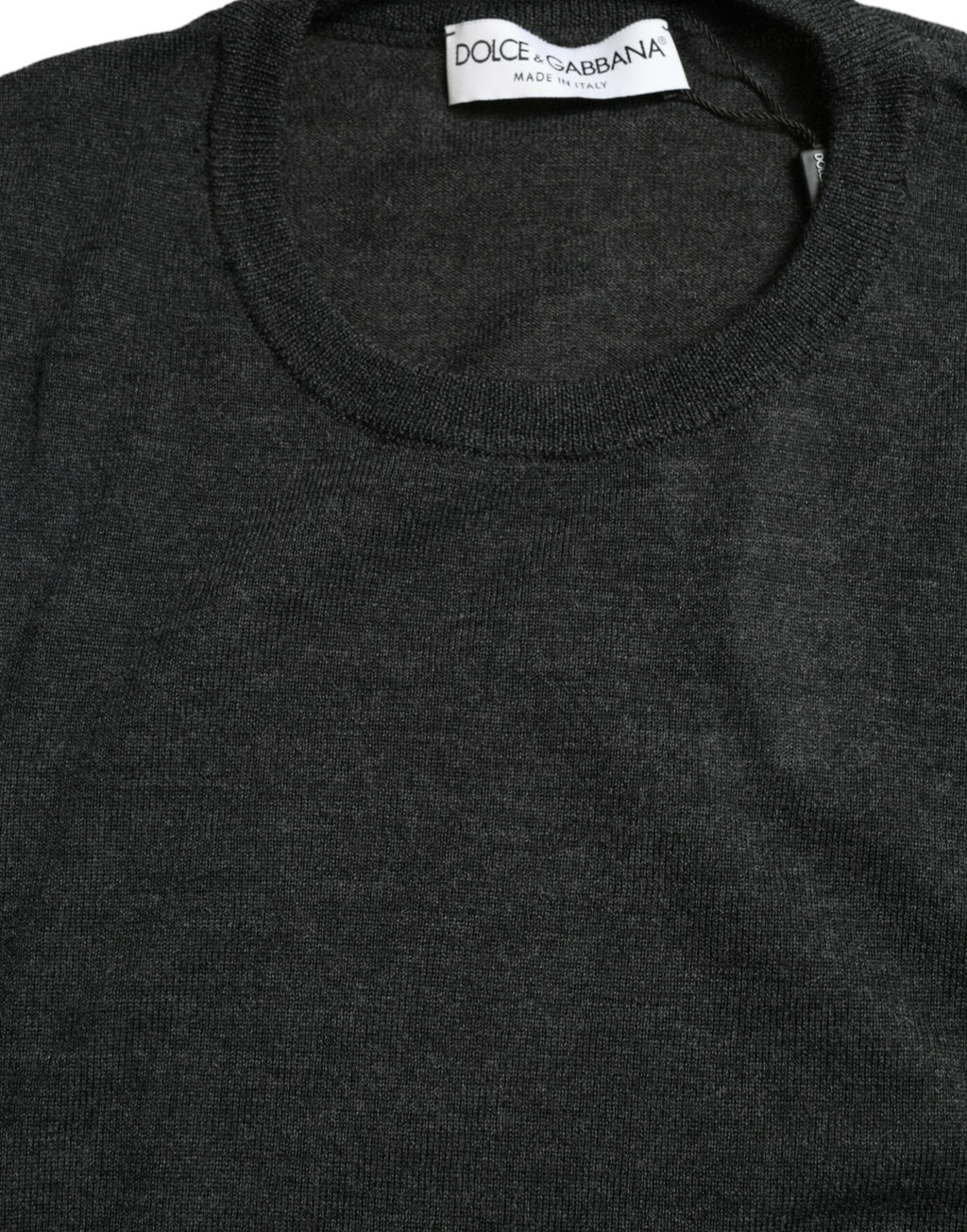 Pull en laine gris Dolce & Gabbana à col rond, vue de face, détail du tricot et de la texture du tissu.
