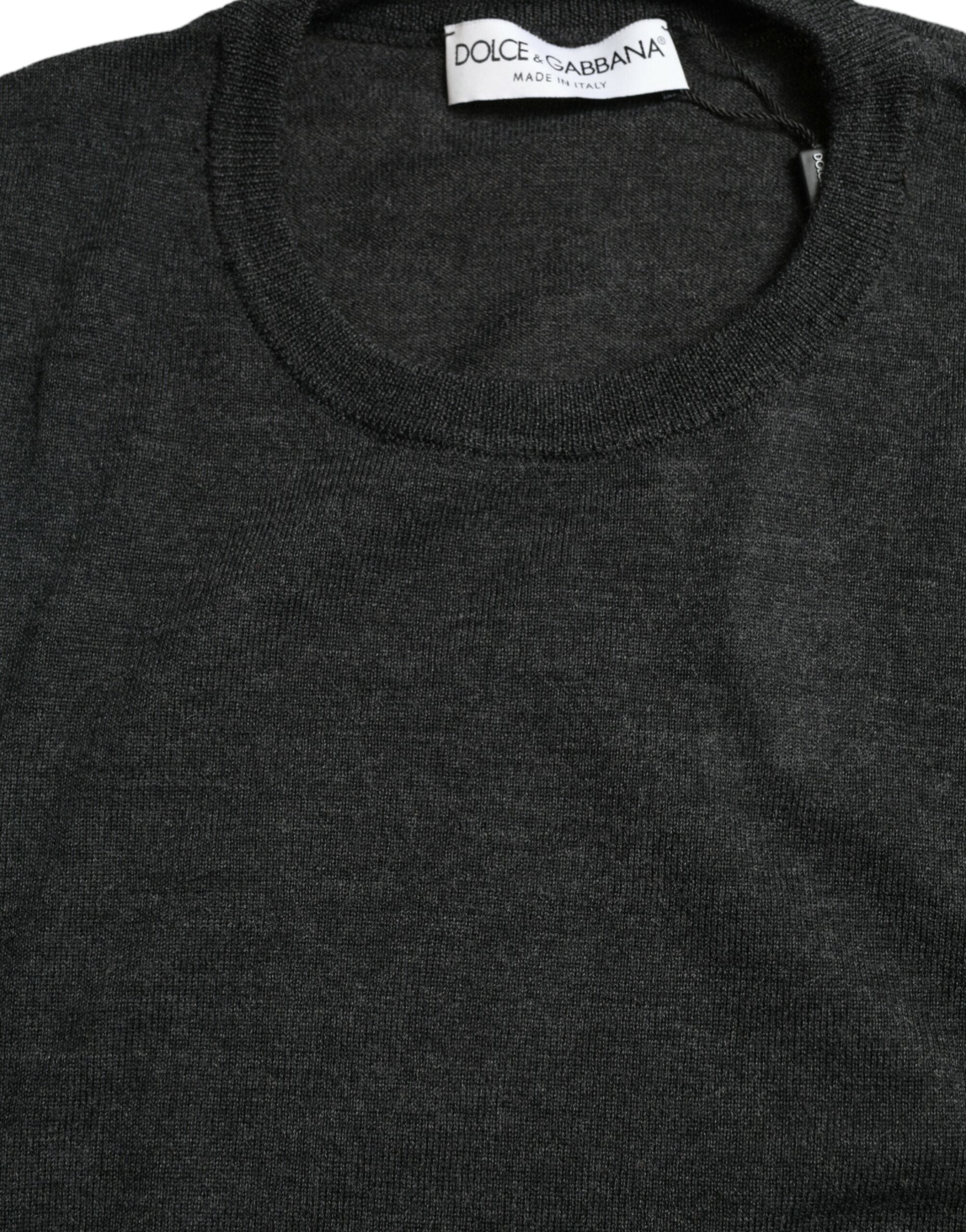 Pull en laine gris Dolce & Gabbana à col rond, vue de face, détail du tricot et de la texture du tissu.