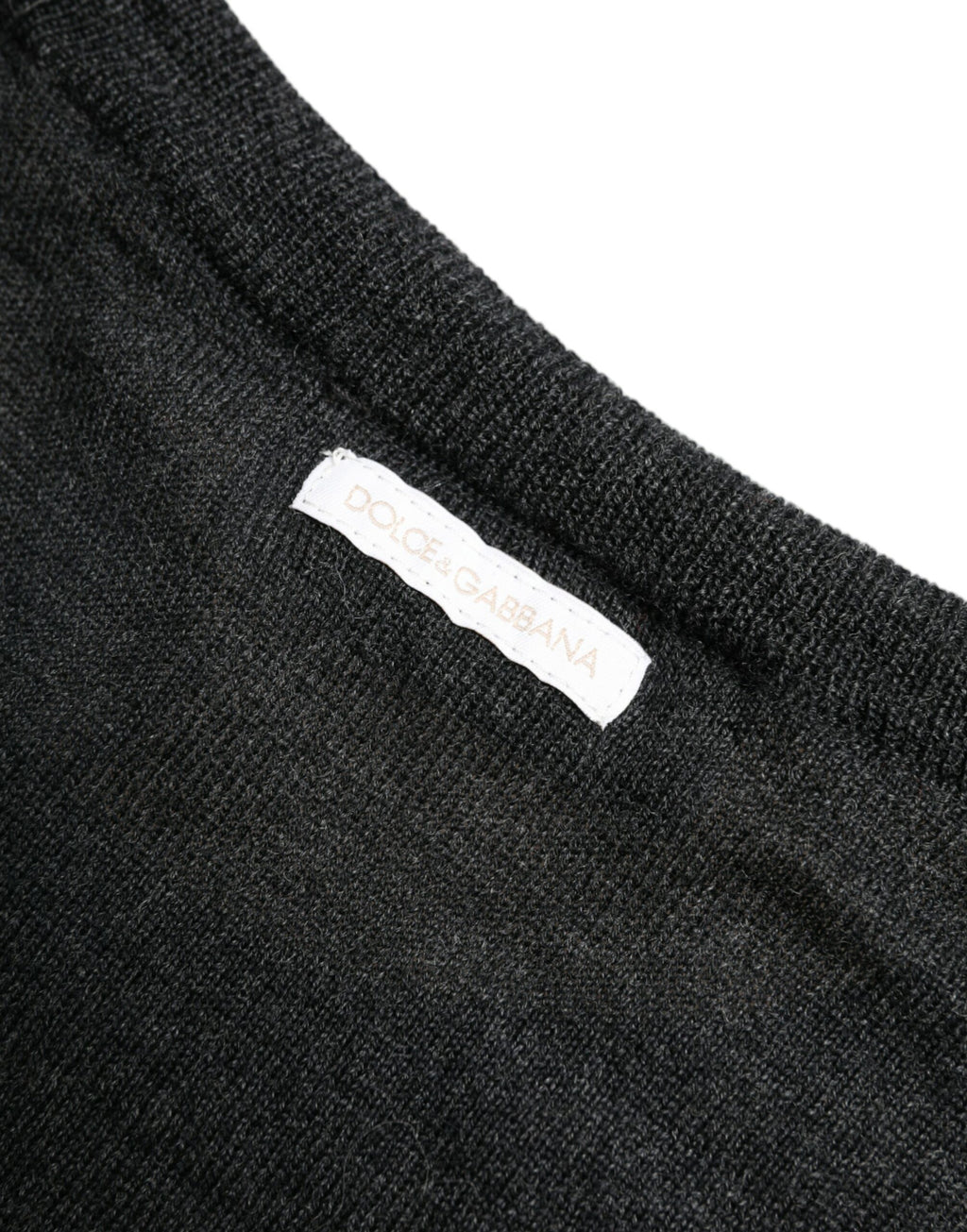 Pull en laine gris de Dolce & Gabbana avec col rond, visible en gros plan sur fond neutre.