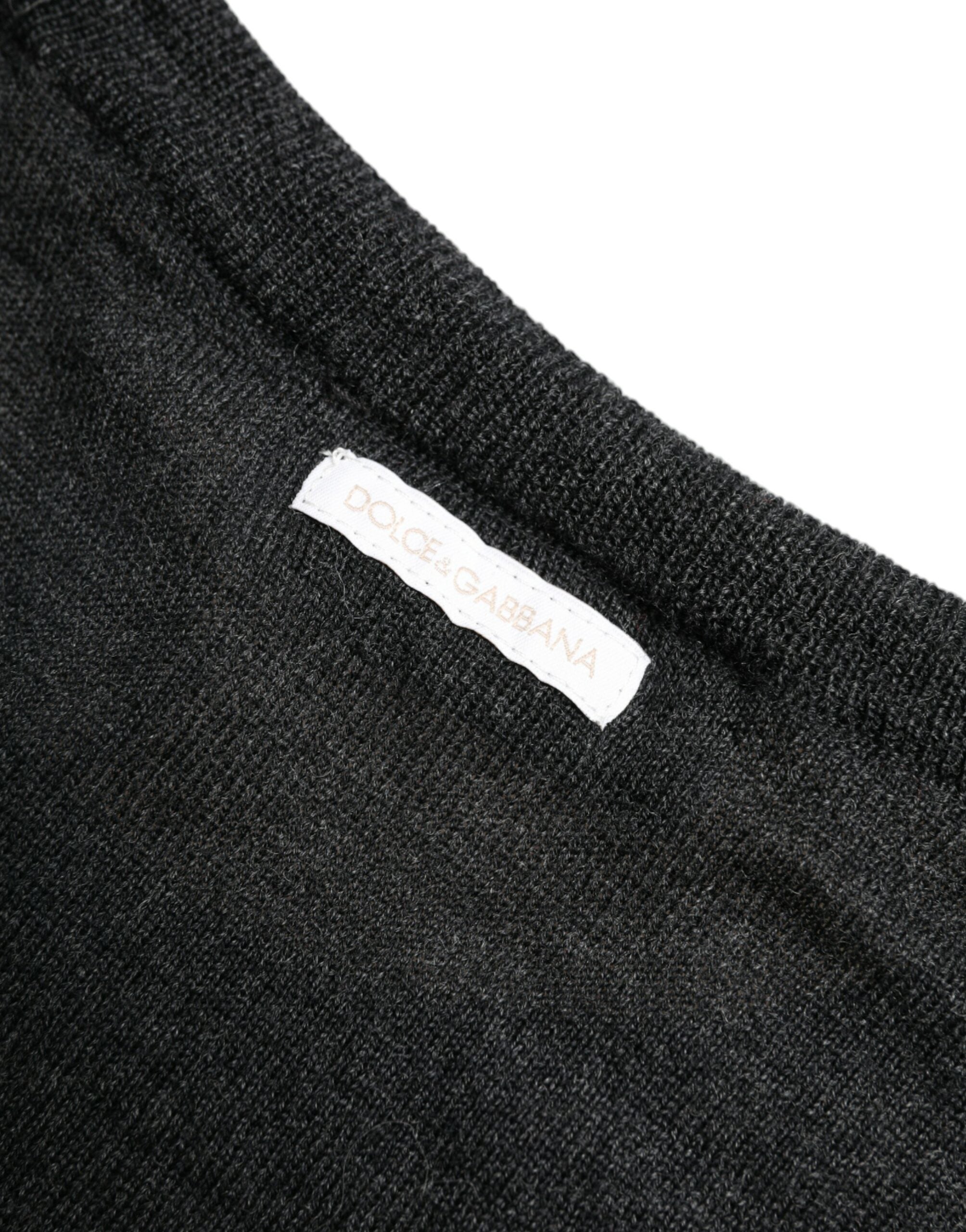 Pull en laine gris de Dolce & Gabbana avec col rond, visible en gros plan sur fond neutre.