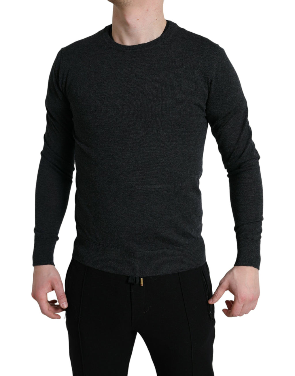 Pull en laine gris Dolce & Gabbana à col rond, vue rapprochée, détail du tissu et coupe élégante.