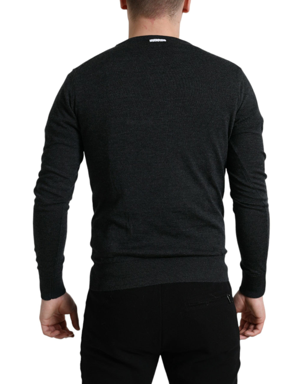 Pull en laine gris Dolce & Gabbana à col rond, vue de face, détail du tricot et du col, élégant et confortable.
