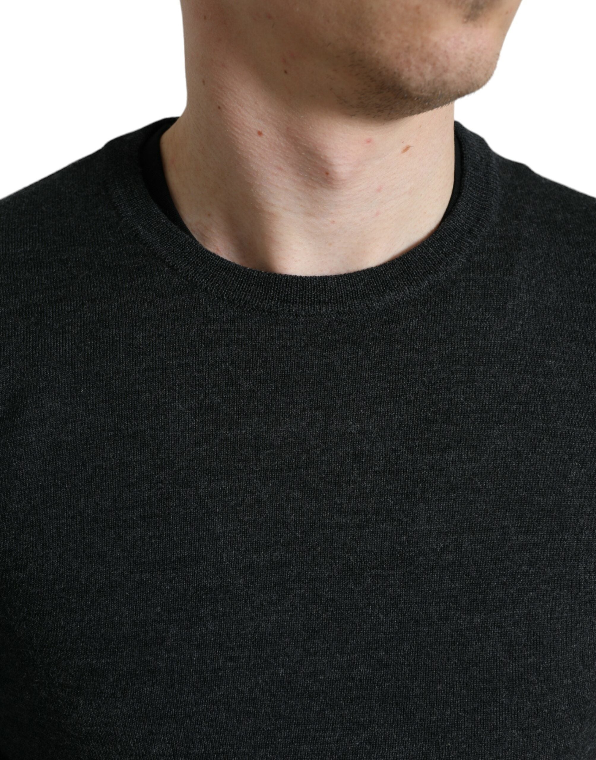 Pull en laine gris Dolce & Gabbana à col rond, vue de face, avec détails de texture visible.