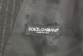 Gilet en laine gris à rayures Dolce & Gabbana avec logo, porté, mettant en valeur le style élégant et décontracté.