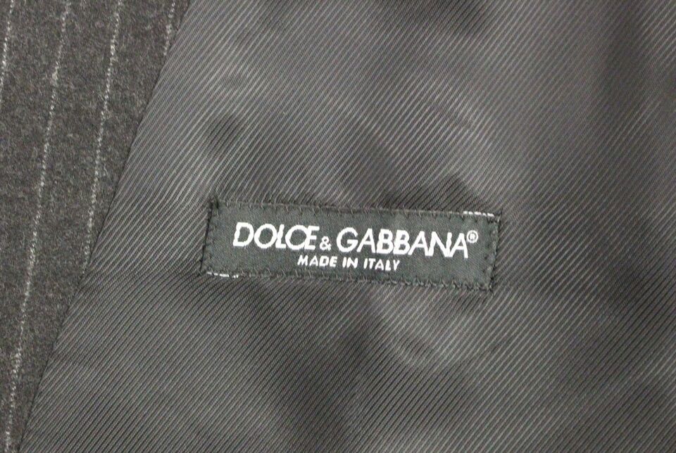 Gilet en laine gris à rayures Dolce & Gabbana avec logo, porté, mettant en valeur le style élégant et décontracté.