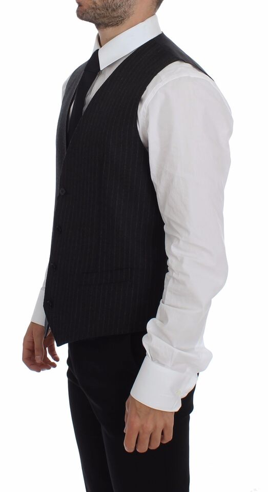 Gilet en laine gris à rayures avec logo Dolce & Gabbana, veste élégante pour homme, détail moderne et sophistiqué.
