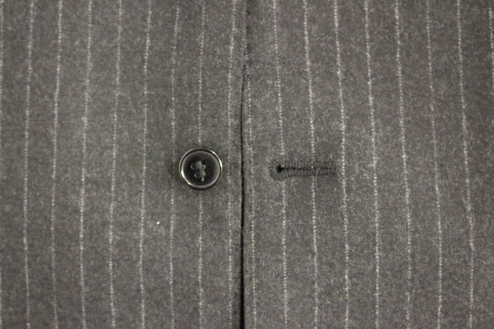 Gilet en laine gris à rayures avec logo Dolce & Gabbana, vestes pour homme élégantes et confortables.