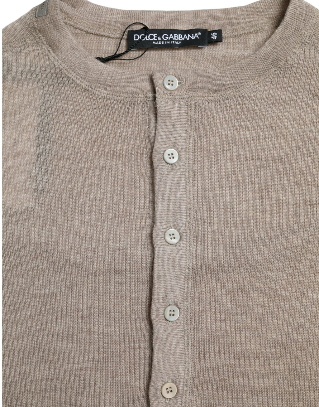 Pull en cachemire beige Dolce & Gabbana Henley, doux et élégant, avec col boutonné et finition soignée.