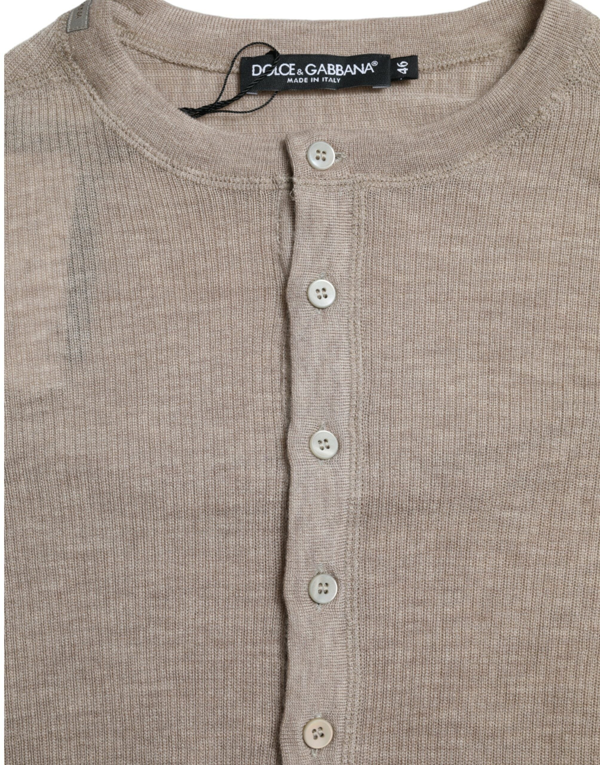 Pull en cachemire beige Dolce & Gabbana Henley, doux et élégant, avec col boutonné et finition soignée.