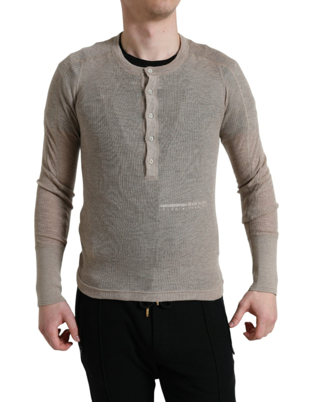 Pull-over Henley en cachemire beige Dolce & Gabbana, doux et élégant, avec col boutonné et coupe classique.