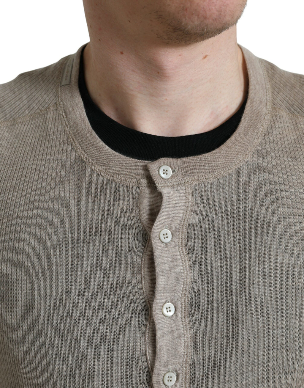 Pull Dolce & Gabbana Henley en cachemire beige, doux et élégant, avec col boutonné et manches longues.