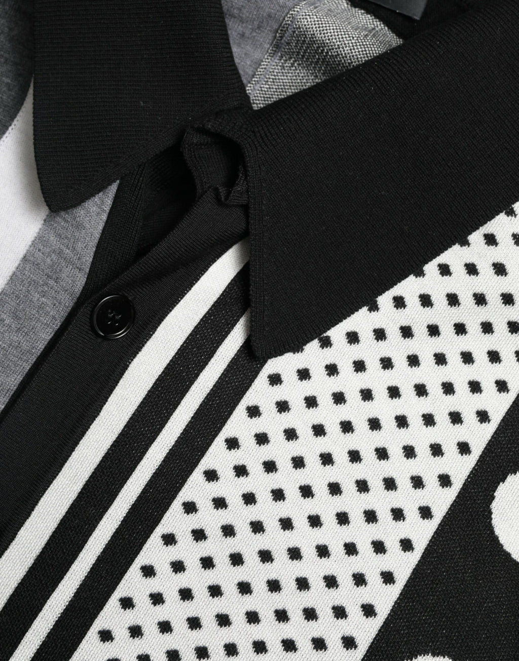 Pull Dolce & Gabbana noir et blanc, cardigan polo en laine, style décontracté avec col et manches longues, visible en détail.