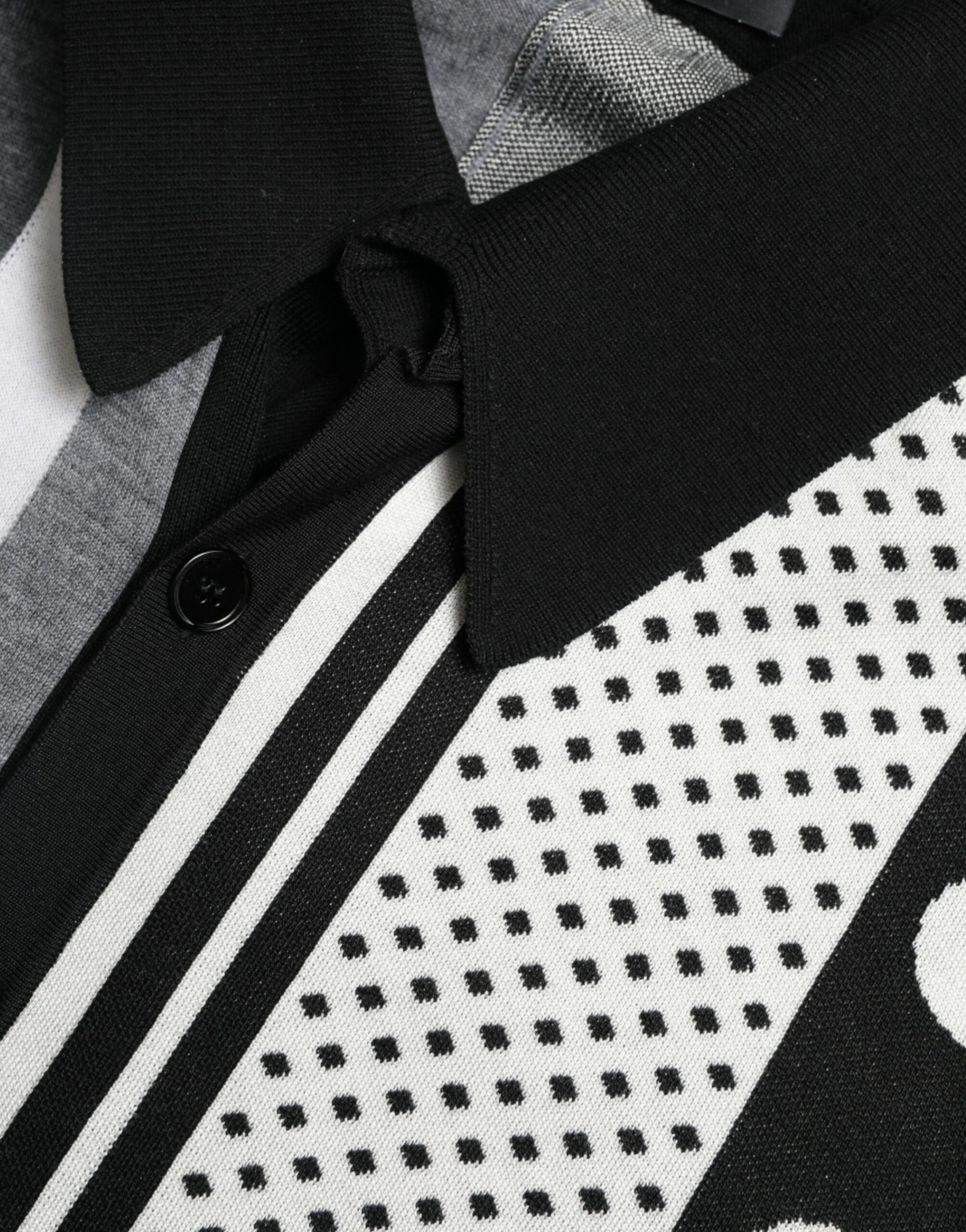 Pull Dolce & Gabbana noir et blanc, cardigan polo en laine, style décontracté avec col et manches longues, visible en détail.