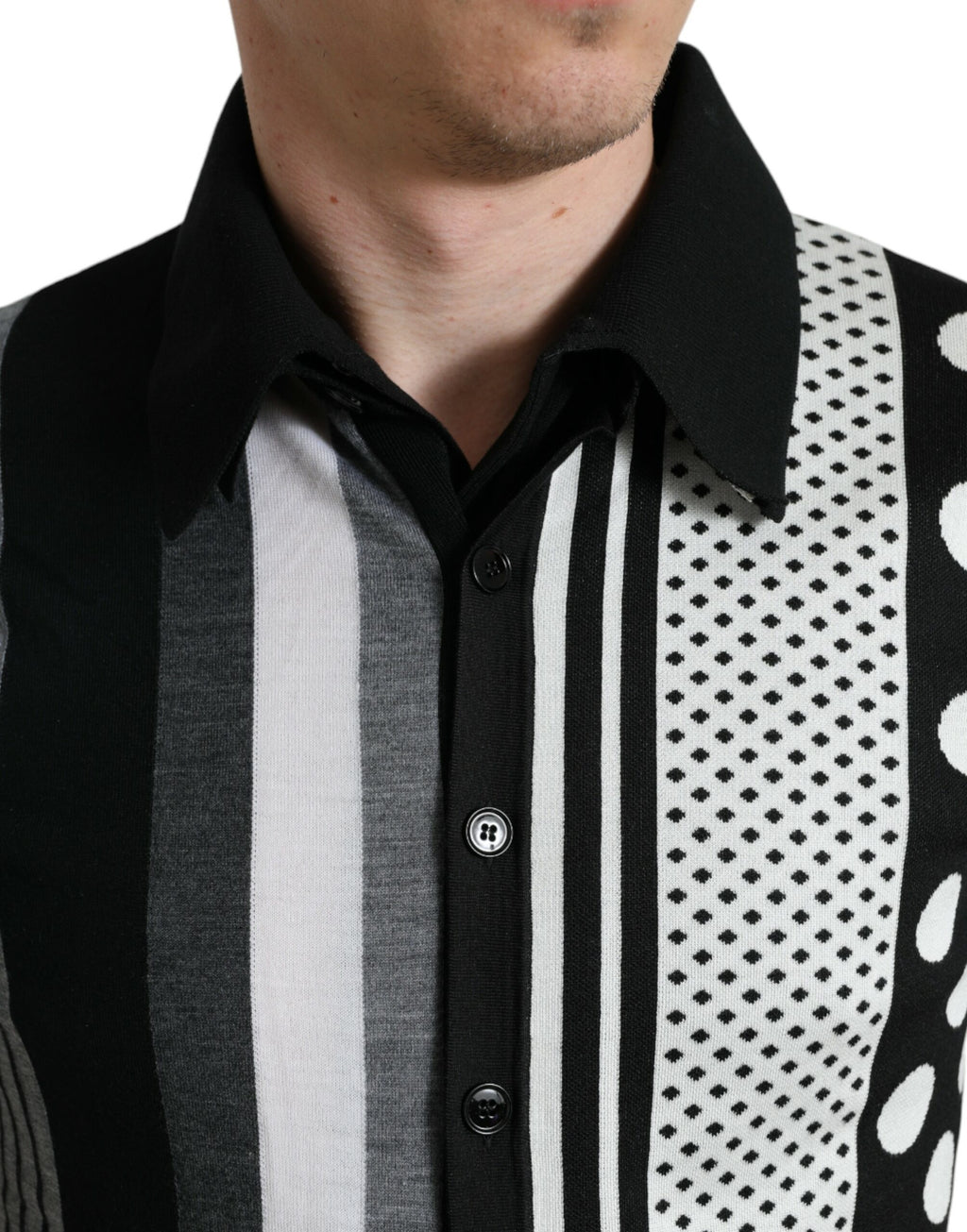 Pull Dolce & Gabbana noir et blanc en maille cardigan polo, manches longues, style élégant et décontracté.