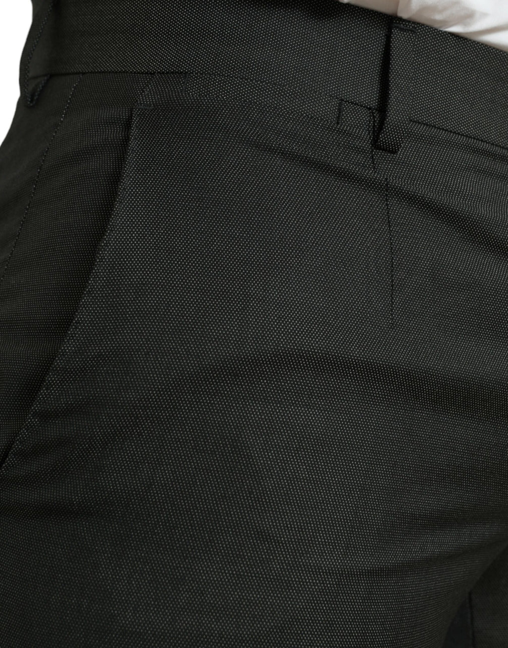 Pantalon formel gris foncé Dolce & Gabbana en tissu stretch slim, vue frontale avec détails élégants.
