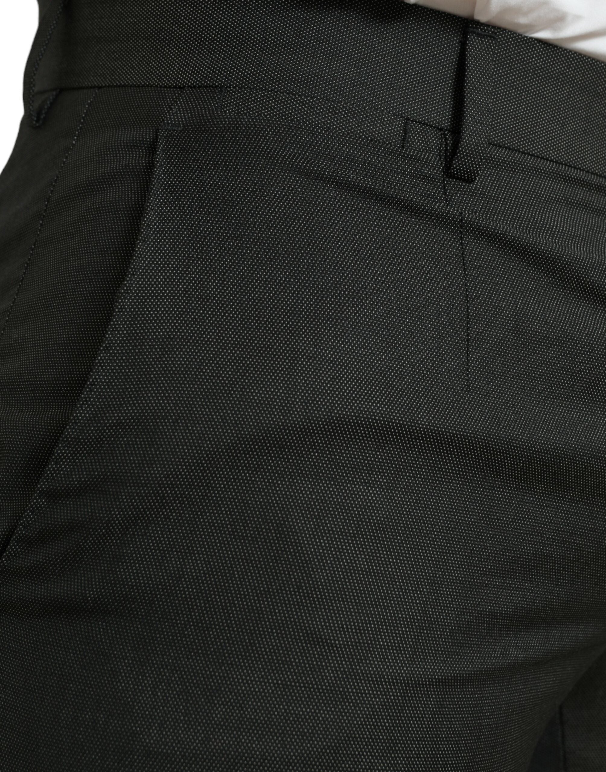 Pantalon formel gris foncé Dolce & Gabbana en tissu stretch slim, vue frontale avec détails élégants.
