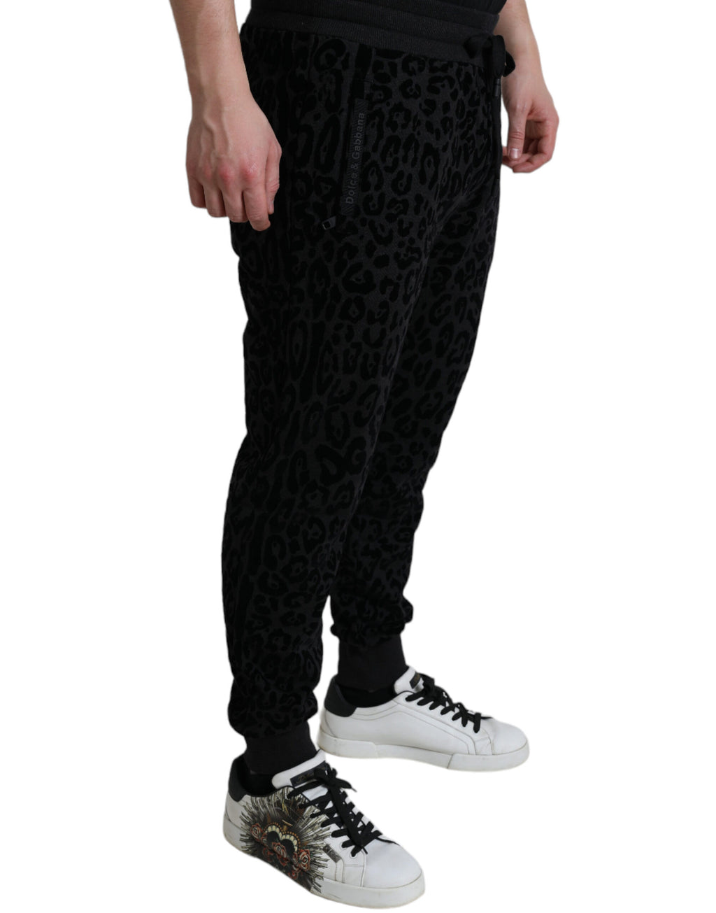 Pantalons joggers slim en coton noir à motif léopard de Dolce & Gabbana, coupe ajustée et élégante.