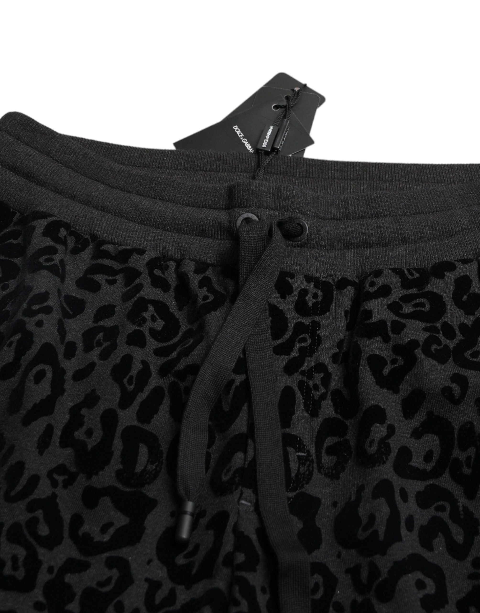 Pantalons joggers slim fit en coton noir à motif léopard Dolce & Gabbana, vue de face avec détails de la couture.