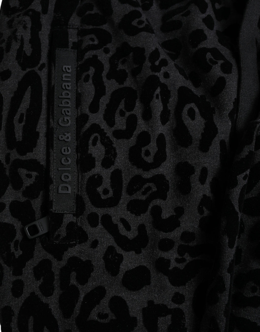Pantalons jogger slim en coton noir à motif léopard de Dolce & Gabbana, coupe ajustée et style élégant.