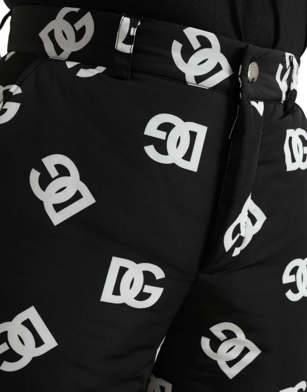 Pantalon large noir Dolce & Gabbana avec logo DG imprimé et coupe fluide, vue de face.