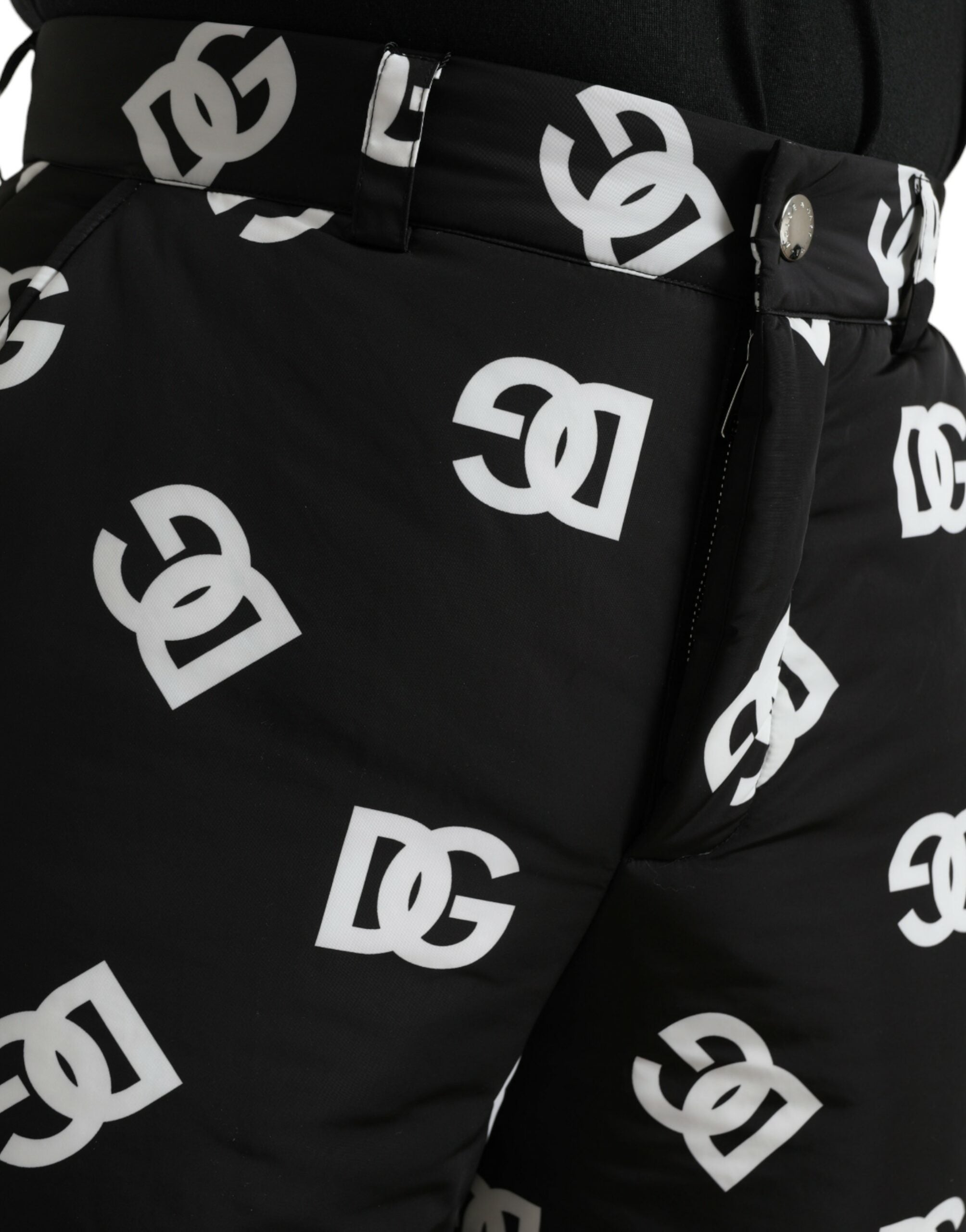 Pantalon large noir Dolce & Gabbana avec logo DG imprimé et coupe fluide, vue de face.